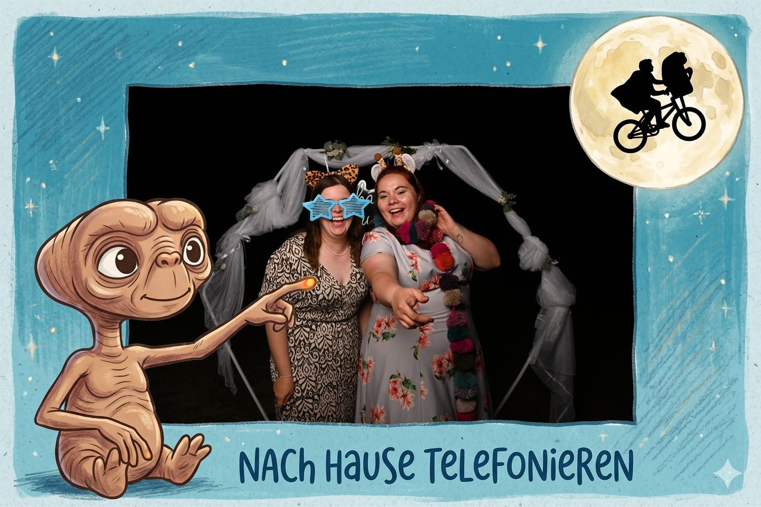 Zwei Gäste in einem illustrierten E.T.-Rahmen.