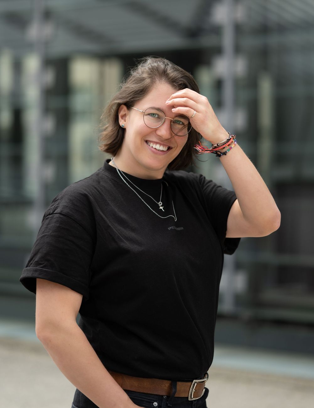 Janet lächelt in die Kamera.