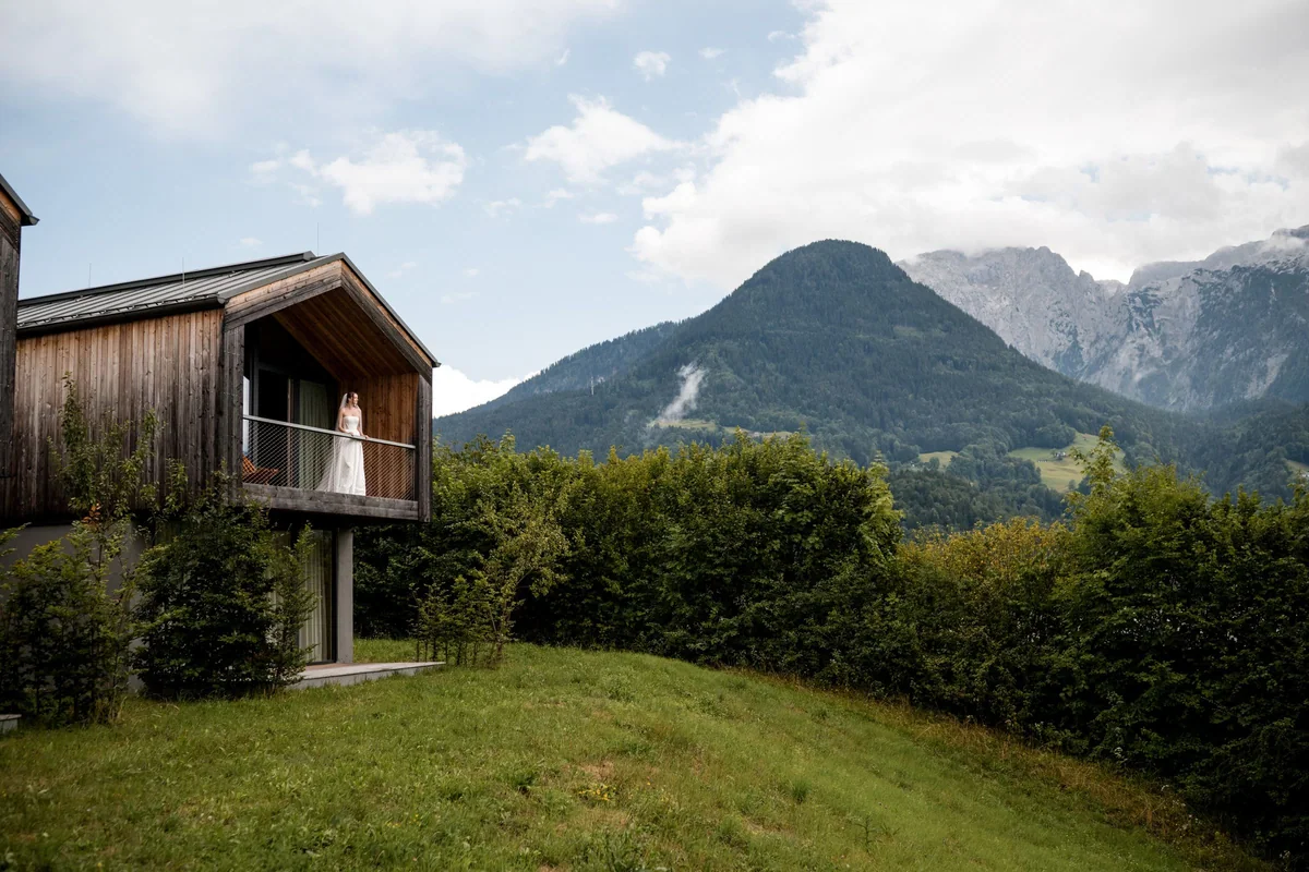 The wooden facade of Kulturhof Stanggass in front of the mountains.