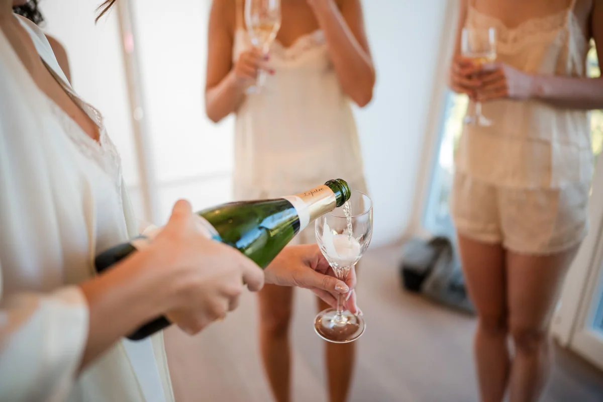 Beim Getting Ready wird Sekt in die bereitgehaltenen Gläser eingeschenkt.