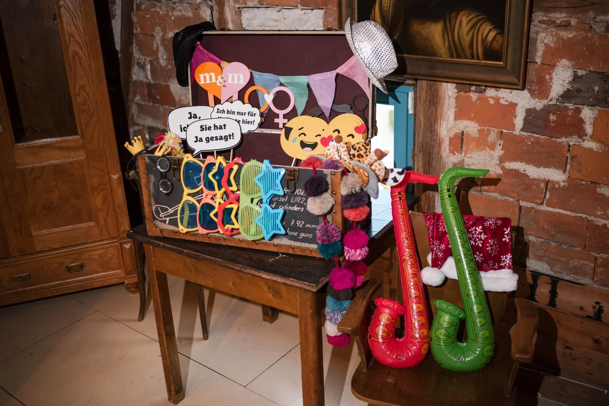 Ein Koffer mit Props, Spaßbrillen und aufblasbaren Saxophonen.